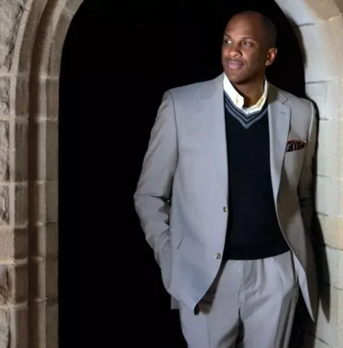 Donnie McClurkin - We Are Victorious